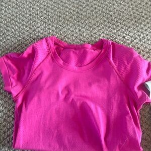 Lulu short sleeve swiftly tech size 4 magenta